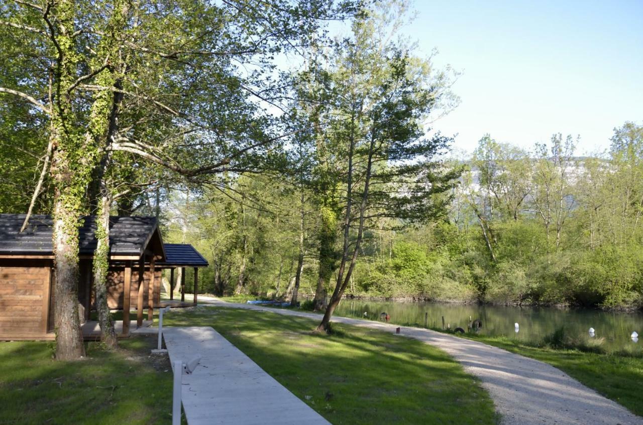 Cabanes D'Aiguebelette Saint-Alban-de-Montbel Luaran gambar