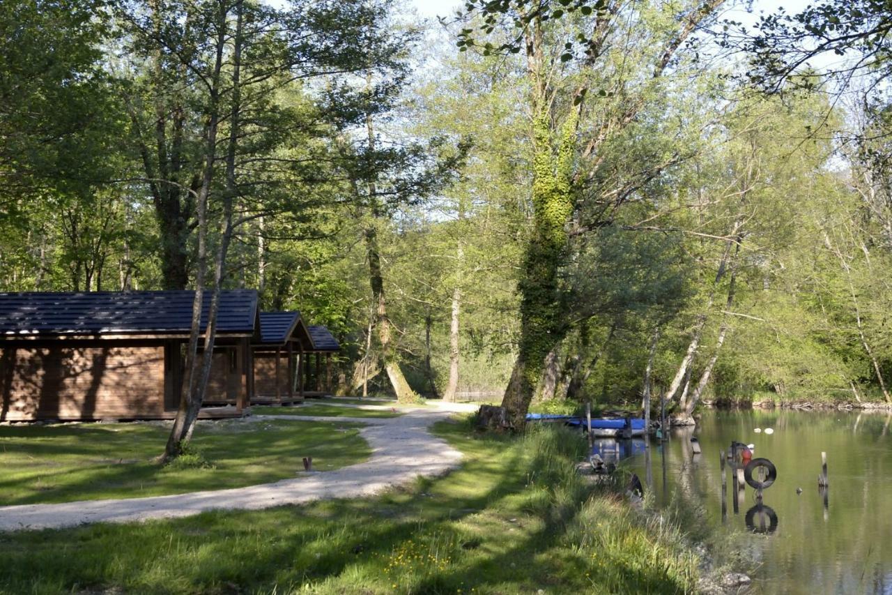 Cabanes D'Aiguebelette Saint-Alban-de-Montbel Luaran gambar