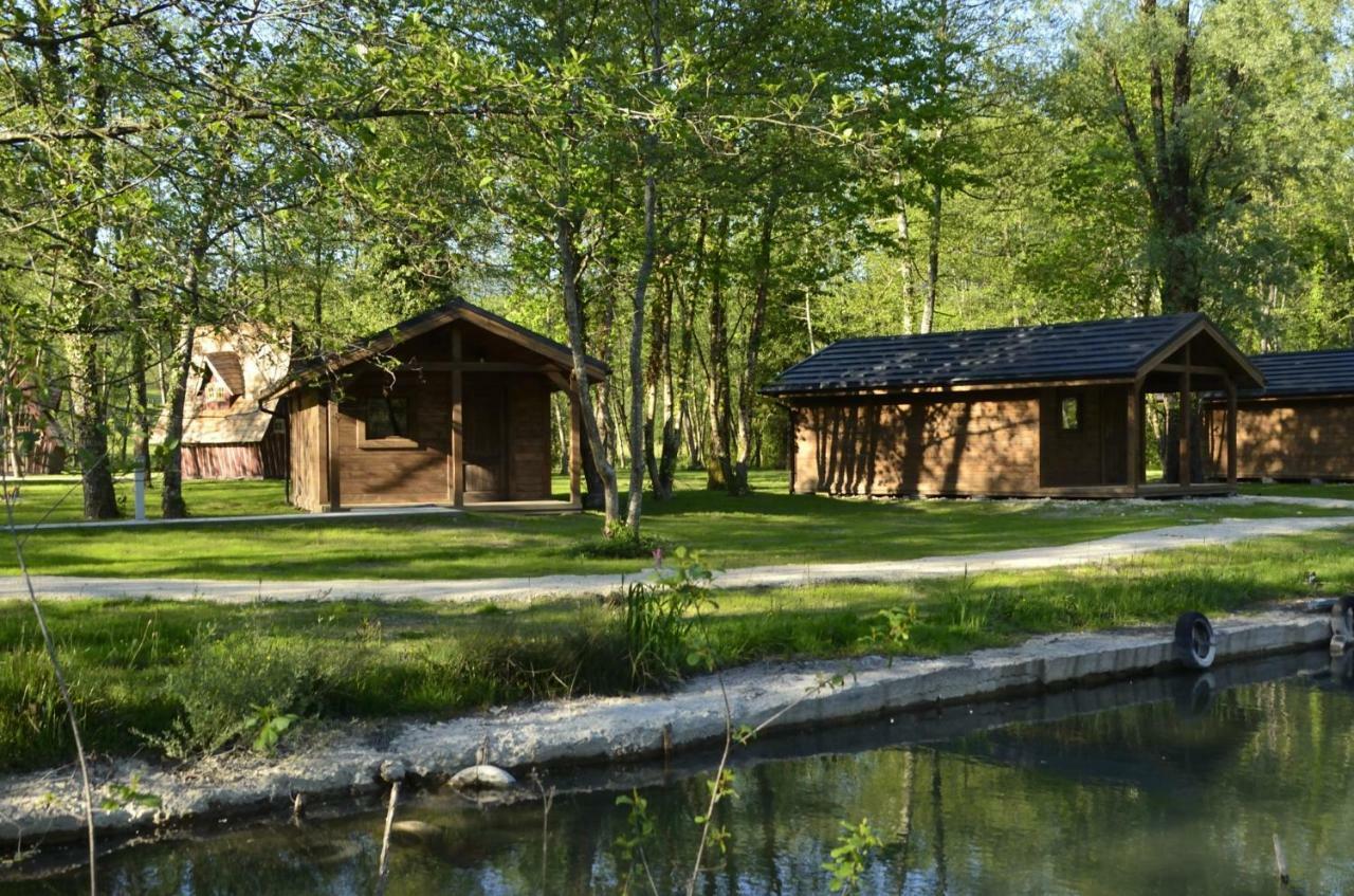 Cabanes D'Aiguebelette Saint-Alban-de-Montbel Luaran gambar